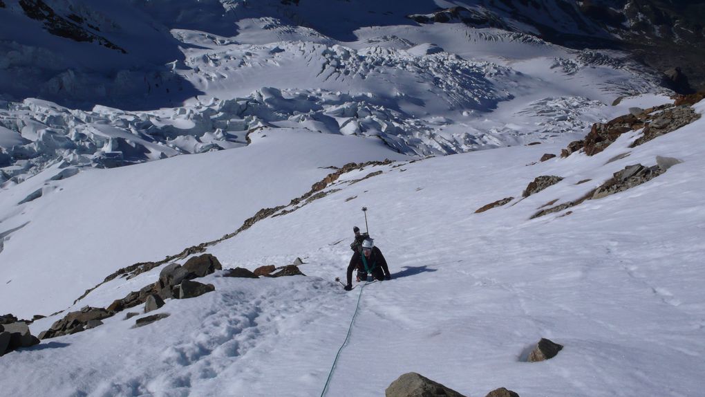 Après un hiver 2010-2011 sans neige, le printemps maussade nous oblige (avec plaisir !) à prendre les skis pour traverser en 2 jours les crêtes du massif du Mont Rose...