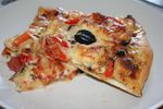 Pizza aux deux fromages, tomate, oignon grillé et poivron rouge