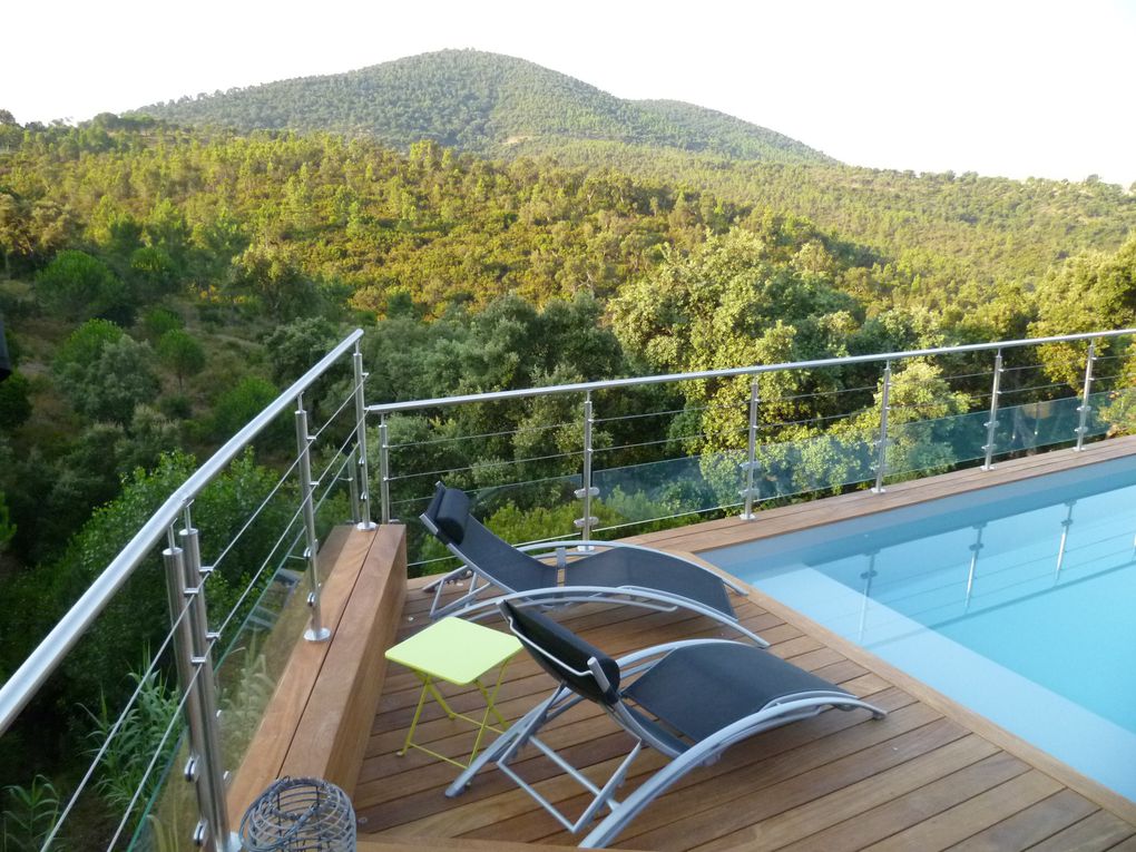 Création d'une terrasse autour d'une piscine auto-portée. Entourage du spa existant. Rénovation de la terrasse en pierres.