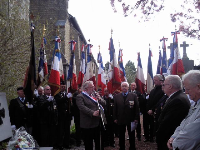 en homages des disparus du pont de spycker étaient rassemblés les anciens combattants. decouvré l'article associé http://david.debruyne.over-blog.com/article-le-maire-de-grande-synthe-et-les-ceremonies-patriotiques-49059028.html