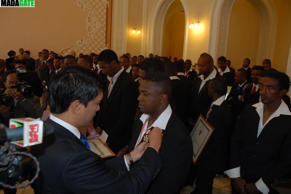 Les XV Makis de Madagascar, vainqueur de la Namibie, lors de la CAN 2012 de rugby, faits Chevaliers de l'Ordre national malagasy. Photos Harilala Randrianarison. www.madagate.com