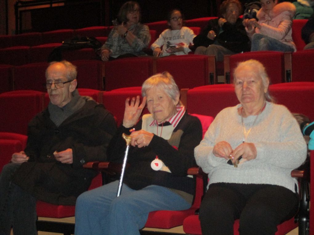 Un bon moment passé au cinéma et à rigoler devant une bonne comédie   BRILLANTISSIME : De Michèle Laroque Avec Michèle Laroque, Kad Merad, Françoise Fabian plus Genre ComédieAngela pense avoir une vie idéale. Elle vit à Nice, dans un bel appartement, avec un beau mari et une charmante ado. Mais le soir de Noël, sa fille la laisse pour rejoindre son petit copain, son mari la quitte et sa meilleure amie préfère prendre des somnifères plutôt que de passer la soirée avec elle. Le choc ! Angela n’a plus d’autre choix que celui de se reconstruire... et ce n’est pas simple avec une mère tyrannique, une meilleure amie hystérique et un psy aux méthodes expérimentales.