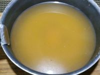 1 - Mettre le four à préchauffer th 6 (180°). Laver le chou dans une grande quantité d'eau vinaigrée, rincer et égoutter. L'émincer en julienne et mettre à pocher pour 3 mn environ dans une casserole d'eau bouillante. Egoutter et réserver. Dérouler la pâte feuilletée, la découper en un disque de 18 cm environ à l'aide d'un cercle. La placer sur une plaque allant au four, badigeonner avec le j'aune d'oeuf, recouvrir d'une feuille de papier sulfurisé, d'une deuxième plaque et enfourner pour 10 mn environ th 6 (180°). Pendant que votre pâte cuit, préparer votre fond de veau, y plonger la saucisse à froid, porter à ébullition et laisser cuire pendant 20 mn.