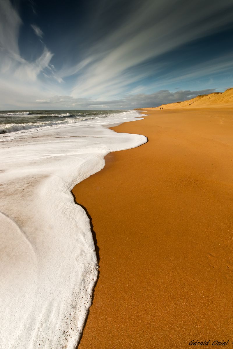 L'immense plage de Sauveterre dans toute sa splendeur... L'endroit parfait pour se détendre et prendre un grand bol d'air...( Photo: G. OZIEL. Copie interdite pour tous pays.)