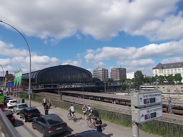 Hamburg, son port, son Elbe, son passage sous l'Elbe, son marché au poissons du dimanche matin où se croisent fêtards et clients du marché pour boire, petitdejeuner et danser ensemble, sa rue interdite aux femmes, (un scandale),  ses églises et son Elbphilharmonie.....ferry gratuit.....