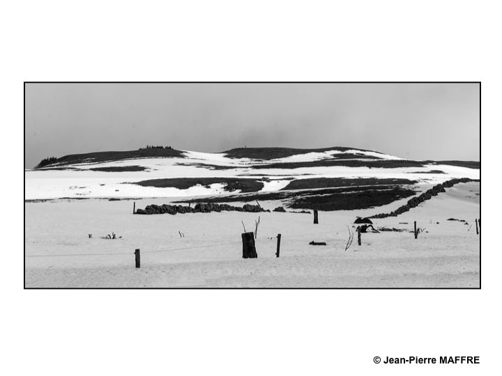 Les grands espaces enneigés de l'Aubrac vivent au rythme du vent et de la lumière.