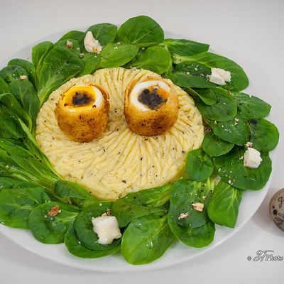 Ecrasé de pommes de terre à la truffe, mâche et oeufs mollets frits à la truffe.