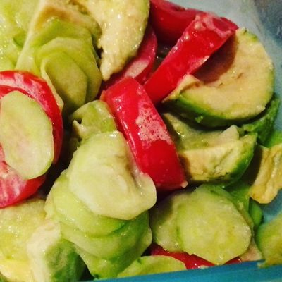 Salade avocat, concombres, tomates, citron et vinaigrette à la noisette