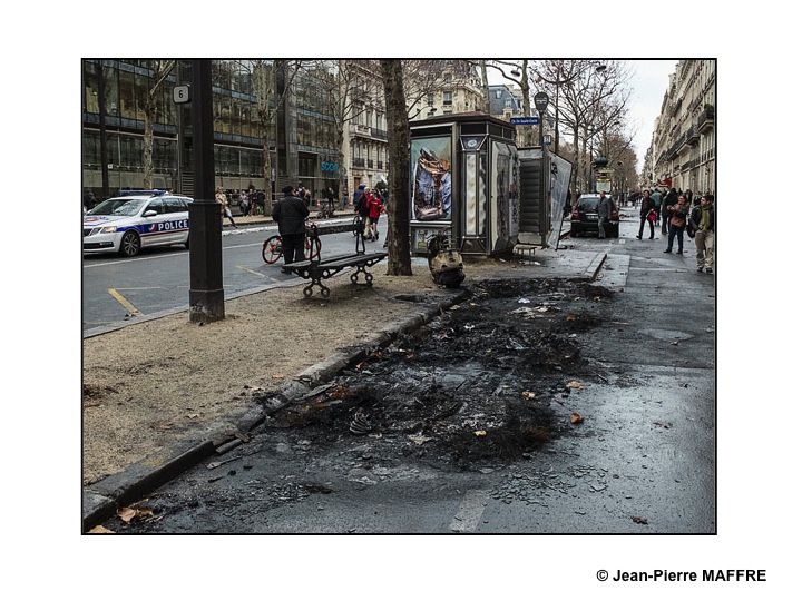 Née d'un mouvement pacifique de citoyens en colère contre l'augmentation de la taxe des carburants, à Paris, cette manifestation a rapidement dégénéré suite à la présence d'éléments violents incontrôlés.