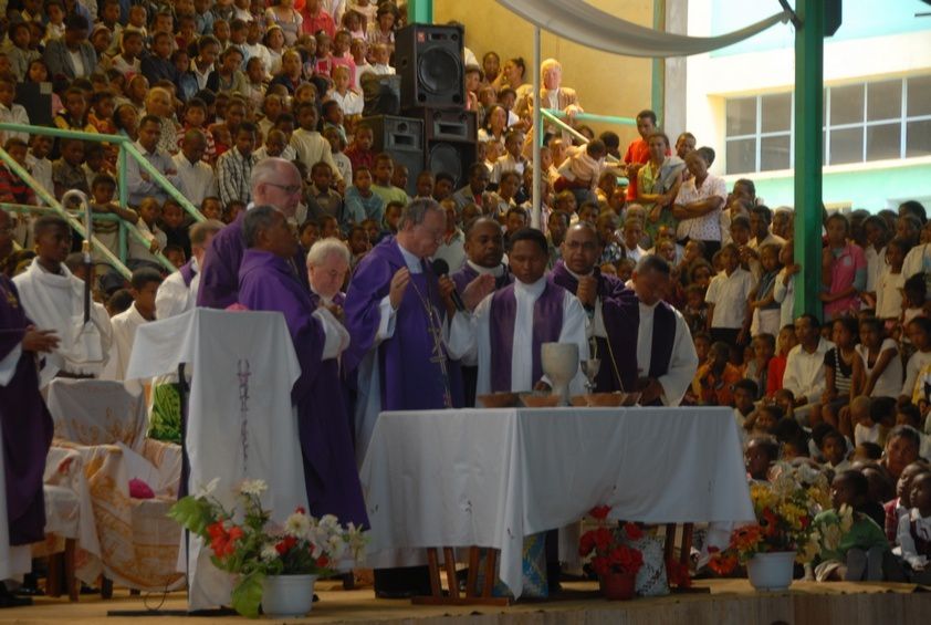 Messe d'ouverture des VIè Assises Nationales des Médecins Catholiques de Madagascar, en présence du Président Andry Rajoelina. 2è partie. Photos: Harilala Randrianarison