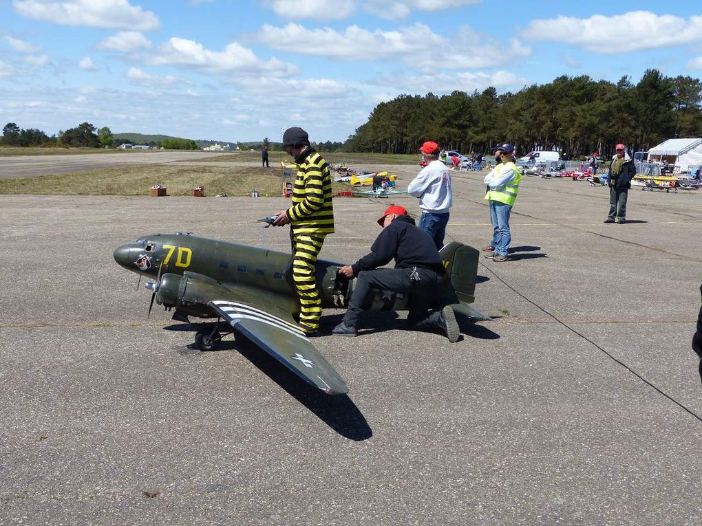 Construction en équipe de 4 C47 DAKOTA en 5,30 mètre d'envergure. Fuselage en fibre de verre epoxy, voilure en polystyrène coffré et structure bois ​Constructeur et pilote du modèle ci-dessus: Bravo Eric Reboul ! 