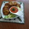 Galettes de pommes de terre et cabillaud accompagnées de coulis de tomates