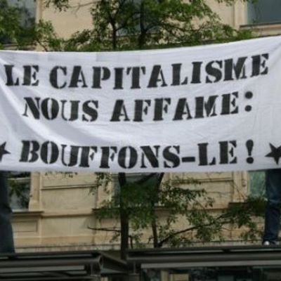 Capitalisme: insidieuse sphère d'une déshumanisation consentie.