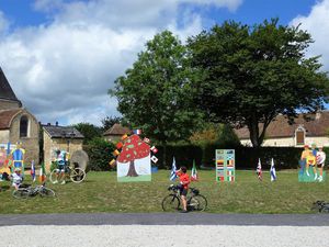 Toute la population s'est sentie concernée par l’événement et a fait preuve de beaucoup d'imagination et de courage...et de patience...pas facile de trouver sa"place dans le trafic" au milieu de milliers de cyclos, mais il n'y a pas eu d'incident majeur