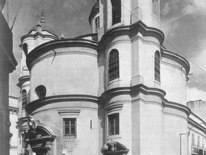 Les extérieurs des églises de Nossa Senhora da Gloria et de Sao Pedro dos Clerigos.