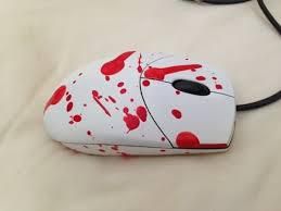 SOURIS D'ORDINATEUR BLANCHE AVEC DES SPLATTERS ROUGES...