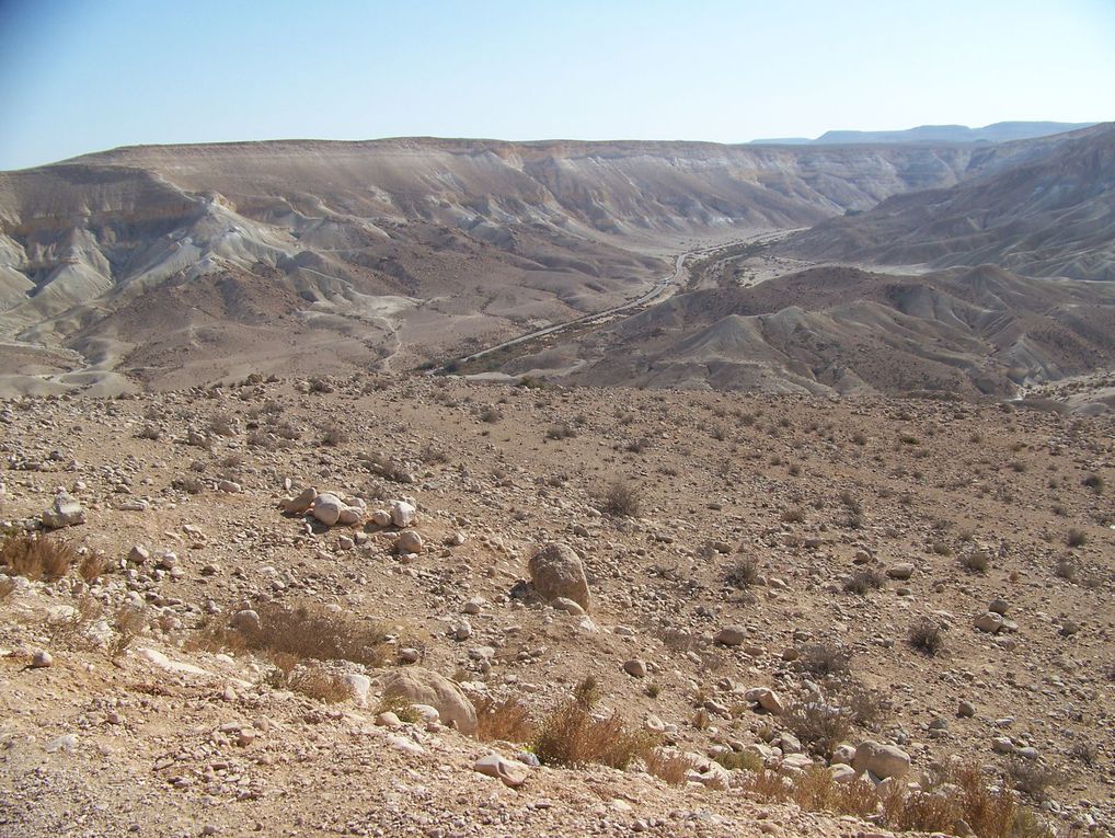 La terre, le sable, les pierres ! Un amalgame de sable, de terre, de pierre ! Notre planète Terre infiniment minuscule dans l'infini de l'univers est une goutte d'eau dans l'océan de la création de Dieu, le Père ! Jésus pleure sur notre planète et ses habitants ! !