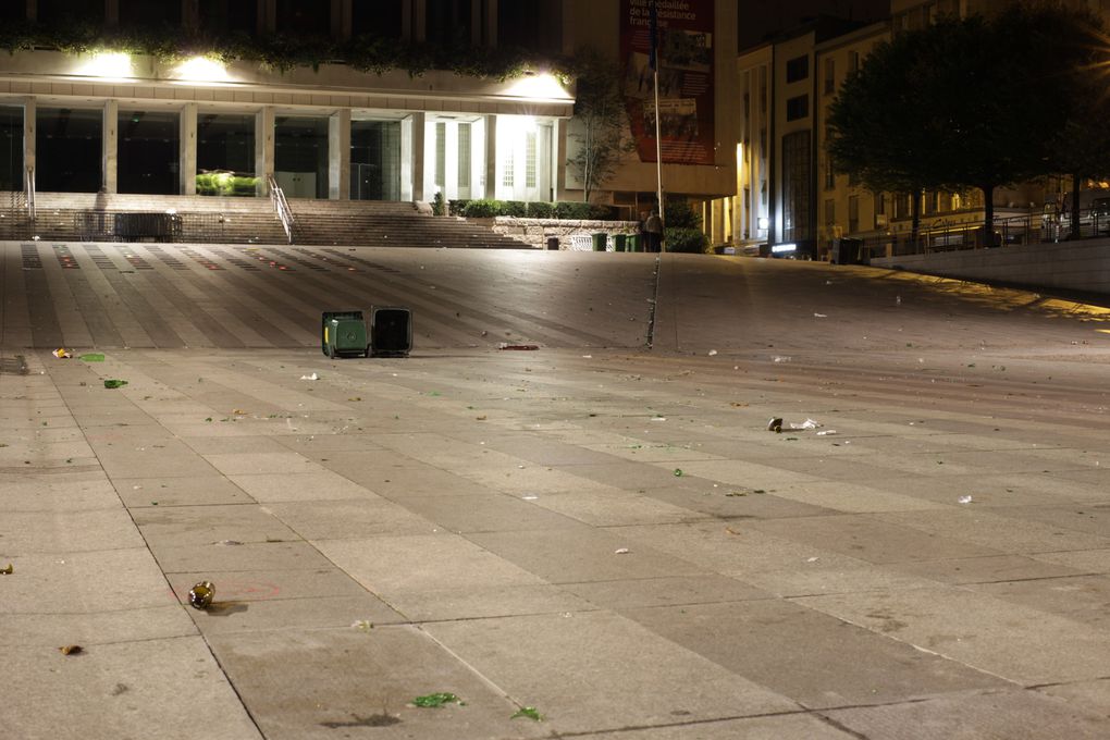 Lendemains-difficiles au centre-ville de Brest : comme plusieurs fois par semaines maintenant, les "étudiants" ont cassé leurs bouteilles d'alcool sur les marches de l'hôtel de ville.