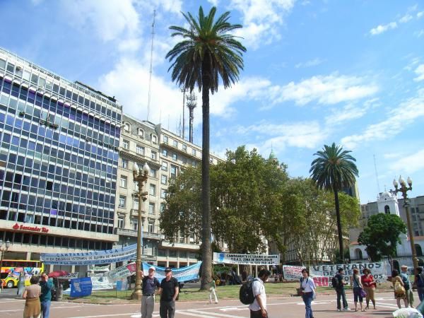 Plaza de mayo. Son nom est un hommage au 25 mai 1810, jour de la formation du premier gouvernement argentin indépendant. Elle a connu les grands rassemblements de foule au moment du péronisme