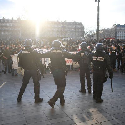 Théo : Plusieurs centaines de personnes ont manifesté Place de la République à Paris - Des incidents en fin de cortège 