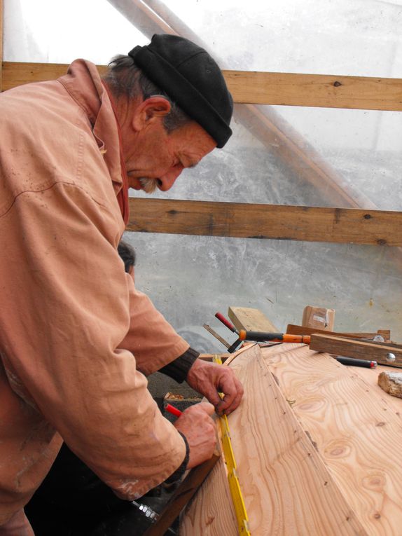 Cette prame a été construite suivant la méthode traditionnelle, c'est-à-dire sans plan ni gabarit. C'est la forme des clins et la souplesse de ceux-ci une fois assemblés entre eux qui permet de définir la forme finale de la prame. Celle-ci est construite en mélèze sur membrures en acacia, le tout tenu par des rivets en cuivre. le tableau est en iroko tandis que la marotte et les courbes de renfort sont en sapelli.                   Longueur : 2.70 m                  largeur : 1.15 m 