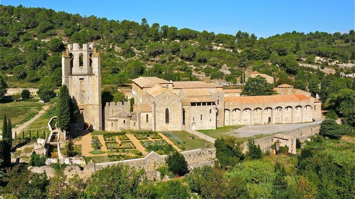 Les chanoines de Lagrasse font l’objet d’une visite apostolique depuis le mois de juin. Ce sont avant tout des dissensions internes concernant l’héritage du fondateur de la communauté, coupable de divers abus, qui en sont à l’origine.