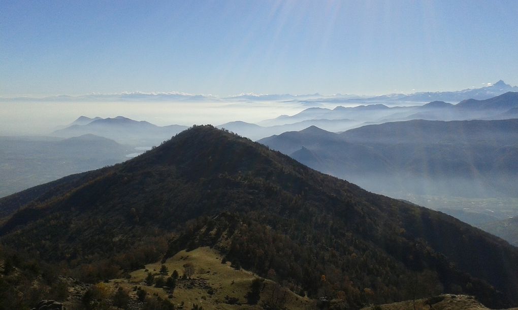 il panorama visto da molto in alto: sullo sfondo Torino, il musinè, la Val di Susa e la Sacra di San Michele…