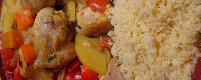 Tajine di cosce di pollo con peperone e patate al cardamomo, zenzero, curry e curcuma. Contorno di cous cous