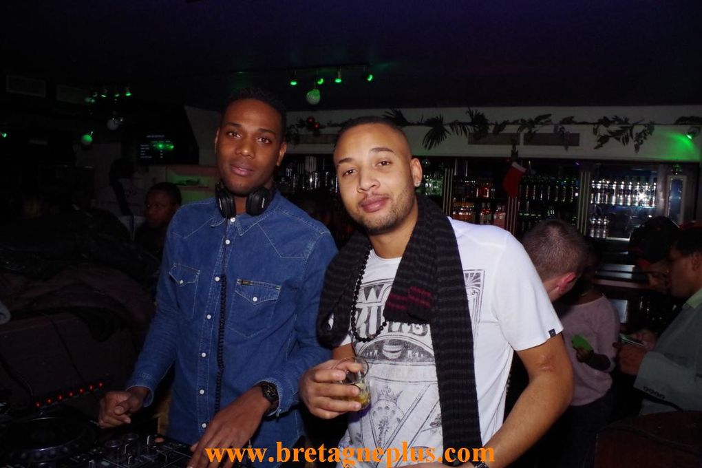 Pour le 1er jour des congés de fin d' année 2013. Le Mango Club recevait deux artistes ce vendredi 20 décembre. Il s' agissait de Warren et Fanny J