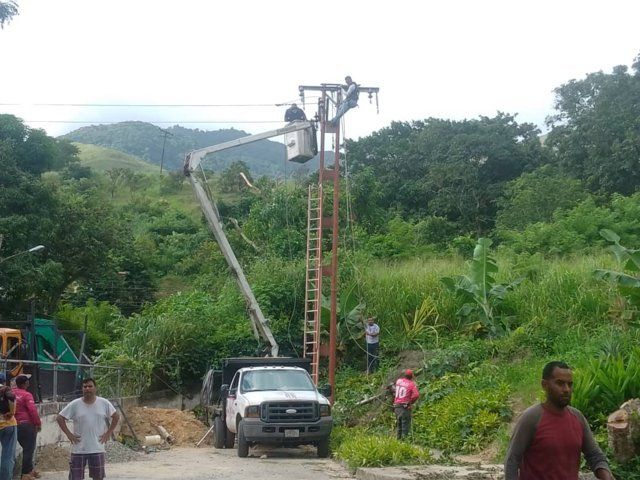 Alcaldía de Naguanagua y Corpoelec restablecen servicio eléctrico en La Entrada afectado por lluvias y vientos fuertes