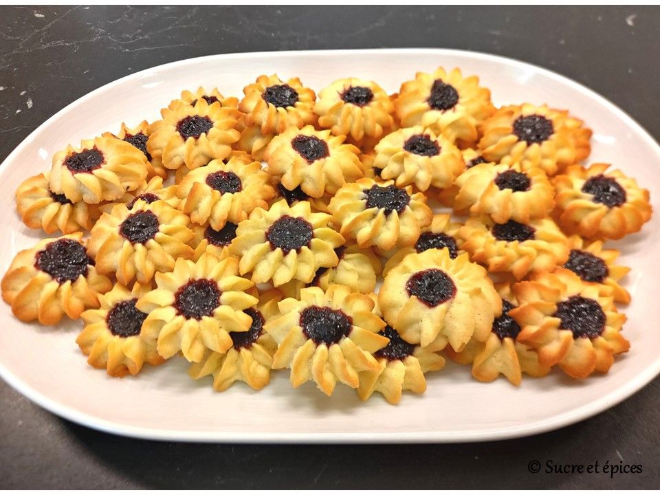 Biscuits sablés pochés en forme de fleurs (Kourabié de Bakou) - Recette en vidéo