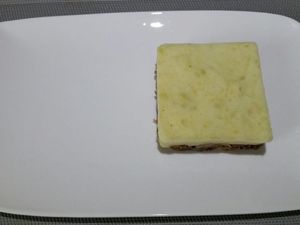 3 - Placer des emporte-pièces sur des assiette de service chaudes. Déposer une bonne couche d'effiloché de canard , bien tasser. Rajouter une couche de purée, égaliser et tasser à nouveau. Retirer délicatement les emporte-pièces. Avant de décorer vous assurer de la bonne température de vos plats, dans le cas contraire les repasser rapidement au four ou au micro onde. Saupoudrer les parmentiers de chapelure (noix de cajou et pistaches finement mixées), d'un peu de piment d'Espelette, et d'un brin de persil.