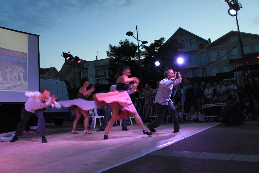 Sur le front de mer entre le casino et un bar bercé par les vagues, Royan au rythme du Rock'n'Roll avec le spectacle " Swing to the Rock" présenté par DANSE PROJECT. Soirée organisée par l'Association Générale de Pontaillac, présidée par Mad