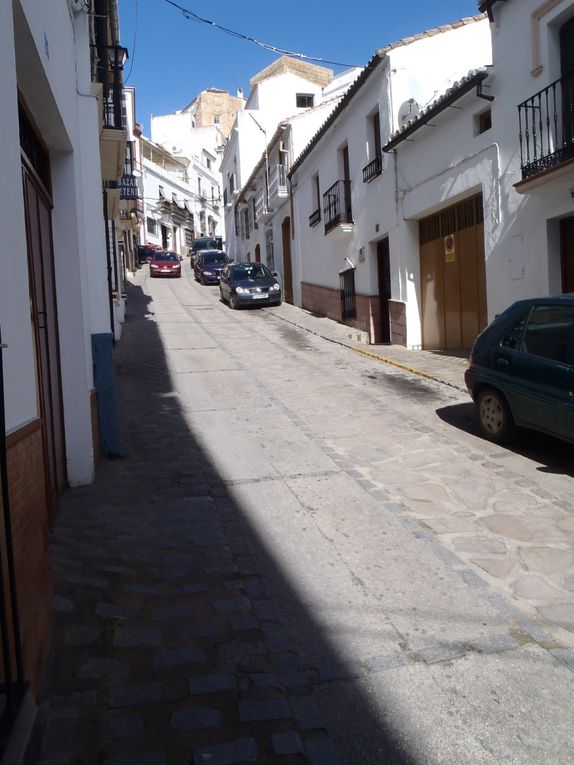 Setenil de las bodegas: un petit village proche de Rondaavec à mon goût encore plus de charme, peut être du fait que j'étais le seul touriste, et qu'il faisait assez beau et BON.Enfin vous pouvez le voir le village est semi troglodyte et construit sur les borda du Guadalporcun un petit cour d'eau qui a creusé toute la vallée et les espaces poir les maisons. Si vois devez aller manger là bas?une adresse :le bar ''La Escueva'' qui est lui aussi troglo, et son chef un vrai amoureux de cuisine, bon dans ce qu'il fait.