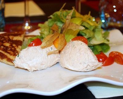 Rillettes de Saumon, Mesclun de Saison.