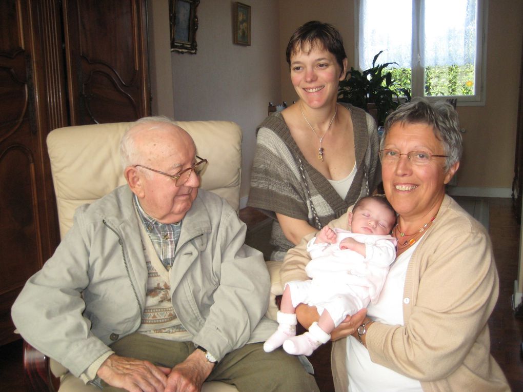 Mes parents adorent les câlins, mais ils ne sont pas les seuls. Mes mamies et mon papy ne donnent pas leur part aux autres. Moi et ma petite sœur sommes comblés.