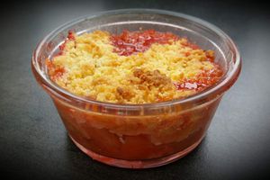 Crumble pommes, rhubarbe et aux fraises