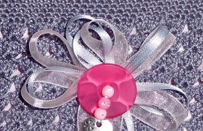 Pochette crochet gris souris rose 