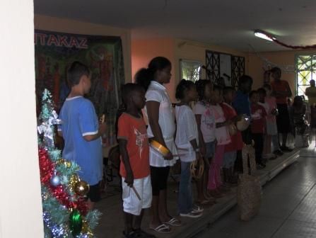 Reconstitution d'un jardin créole par les parents d'élèves avec les fruits et légumes d'antan!
Puis reconstitution d'un étalage comme au marcher.
Spectacle de Noël en créole!