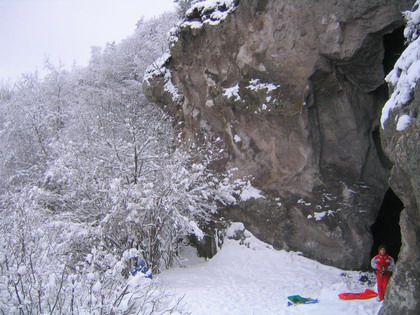 <P>Il venait de vraiment bien neigé...<BR>Le temps froid laissait présager une piste de descente fort sympatique... dur et rebondie... pour tout dire carrément verglacée... </P>
<P>&nbsp;</P>
<P>Le chemin de la montée fût donc notre descente -en luge - préférée en cette fin janvier ;-)</P>
<P>&nbsp;</P>
<P>Royal !!</P>