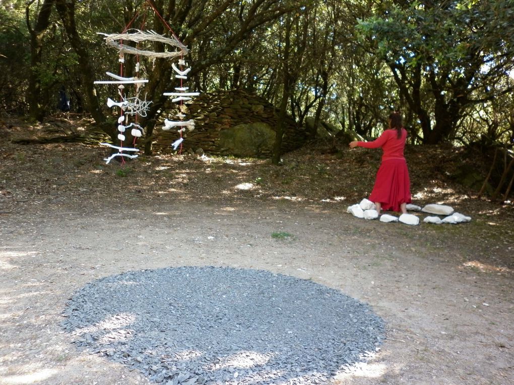 Installation de Ma Thévenin et performance de Anne Cécile Déliaud. Le 22 Mai 2011, à Colombières sur Orb (34)e 