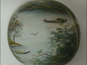 Calebasses peintes de D. Capbal représentant pour l'une, un paysage du fleuve Maroni et pour l'autre, le Phare de l'enfant perdu au large de Cayenne (Musée Ernest Cognacq sur l'Île de Ré).