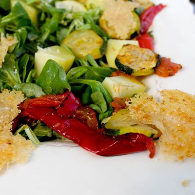 Salade à l'huile au basilic et tuiles de pecorino
