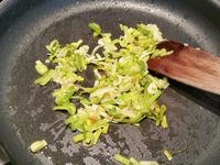 2 - Faire blondir l'échalote à la poêle dans un filet d'huile d'olive. Retirer et réserver, puis faire suer le poireau émincé sur feu moyen jusqu'à ce qu'il soir cuit. Réintégrer l'échalote en fin de cuisson et assaisonner avec sel et poivre.