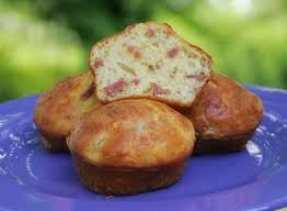 Muffins salés aux lardons et au fromage râpé