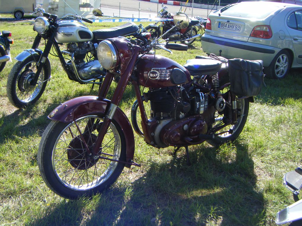 Les coupes moto légende ont eu lieu le week-end du 30 et 31 Mai 2009.
Voiçi 2 albums photo concernant un panache de motos de 1900 à 1990.QUE DU BONHEUR!
Félicitations à toute l'équipe de MOTO LEGENDE.Cliquez sur les 2 albums photos.VINCENTEAM