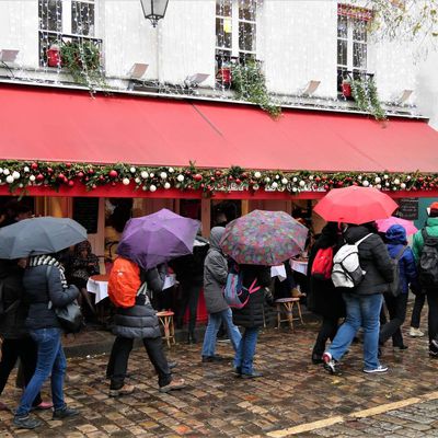 15 décembre. Les parapluies de Montmartre! Comédie musicale? Place du Tertre.