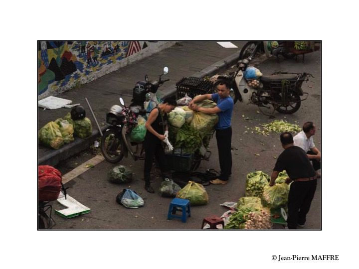 La ville de Hanoï regorge de marchés. Souvent difficile à repérer, ils sont parfois imposants et célèbres mais aussi cachés au fond de ruelles.