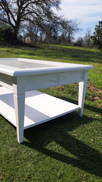 Rénovation d'une table basse en blanc pur. Mars 2024. Atelier d'Avalone. Reyrieux (01600).