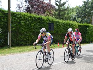 Le départ de la course de Joël en catégorie 50/59. Dés le début une échappées se forme mais elle se fera rattraper dans les tours suivant...